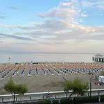 Stupenda Vista Mare, 10m Dalla Spiaggia, 8 Piano E P Privato Apartment